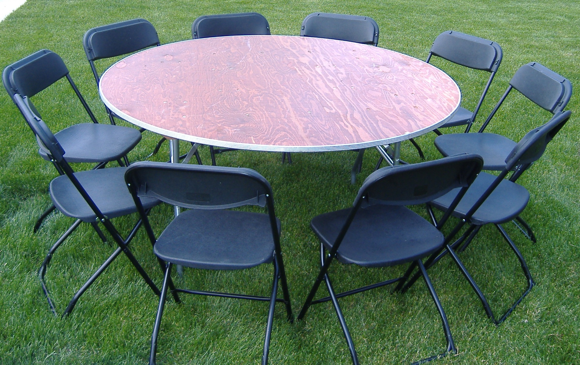 Pictures/60_round_with_10_chairs.JPG